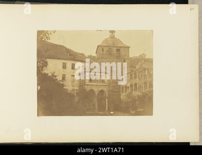 Heidelberg. Sir John Joscelyn Coghill, Fotograf (Irisch, 1826 - 1905) um 1859 Blick von einem Innenhof in der Ruine des Heidelberger Schlosses. Zwischen zwei Gebäuden ist ein großer Uhrenturm zu sehen. (Recto, Halterung) oben rechts, Bleistift: '80'; unten links, Bleistift: 'Heidelberg'; Stockfoto