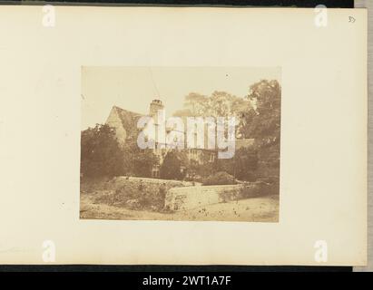 Eastbourne. Sir John Joscelyn Coghill, Fotograf (irisch, 1826–1905) ca. 1850er Jahre Blick auf ein Haus mit drei Dachfenstern und einem einzigen Kamin. Das Haus hat einen Garten, der von einer niedrigen Steinmauer umgeben ist. (Recto, Halterung) oben rechts, Bleistift: '33'; unten links, Bleistift: 'Eastbourne'; Stockfoto