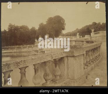 Parc de Saint Cloud. Eugène Atget, Fotograf (Französisch, 1857 - 1927) 1904 von 1904 bis zu seinem Lebensende, aber besonders in den 1920er Jahren fotografierte Eugène Atget oft die Gärten am Ort des Palastes von Saint-Cloud, etwas außerhalb von Paris (siehe auch 90.XM.64.25, 90.XM.64.51, 90.XM.64.61, 90.XM.64.68, 90.XM.125,, 2002.37.11). Sie wurden von dem großen französischen Landschaftsarchitekten André Le Nôtre (1613–1700) entworfen, dem Erfinder des klassischen „französischen Gartens“. Am bekanntesten für die Gestaltung der Gärten von Versailles, die er für Ludwig XIV. Entwarf, arbeitete Le Nôtre in Sai Stockfoto