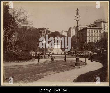 Piazza Corvetto, Genua. Alfredo Noack, Fotograf (Italiener, geb. 1833–1896) etwa 1861–1895 Menschen spazieren auf der Piazza Corvetto in Genua. In der Mitte befindet sich eine Statue von Victor Emmanuel II. Zu Pferd. (Recto, Print) linker Unterrand, negativ gedruckt: 'GENOVA. PIAZZA CORVETTO'; negativ eingraviert: '3008'; rechter unterer Rand, negativ bedruckt: 'A. NOACK. GENUA." Stockfoto