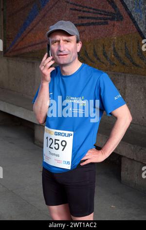 Düsseldorf 28.04.2013 Metro Marathon-Lauf Thomas Geisel SPD ob-Kandidat Telefon Handy telefonierend Düsseldorf NRW Deutschland *** Düsseldorf 28 04 2013 Metro Marathon Lauf Thomas Geisel SPD ob Kandidat Telefon Telefon Telefon telefonierend Düsseldorf NRW Deutschland Stockfoto