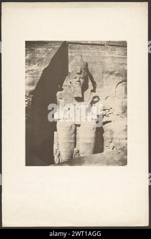 Koloss des Großen Tempels in Abu Simbel. V.G. Maunier, Fotograf (Französisch, aktives Ägypten 1850er Jahre) um 1850–1859 Ansicht des Kolosses, einer riesigen Statue eines sitzenden Pharaos, am Großen Tempel in Abu Simbel. Der Koloss ist an einer Außenmauer des Tempels errichtet. (Verso, Befestigung) unten in der Mitte, Bleistift: „8[illeg]“; (Verso, Befestigung) unten rechts, Bleistift: "Black-Poiterin XIII 77 M4"; Stockfoto