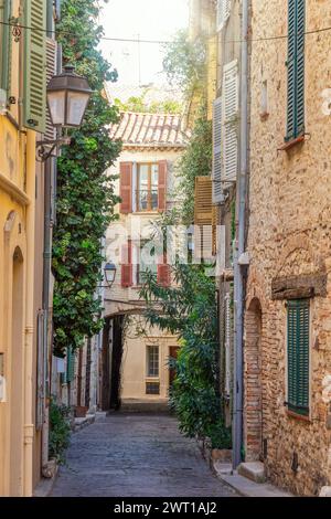 Malerische Kopfsteinpflasterstraße in der Altstadt von Antibes an der französischen Riviera in Südfrankreich Stockfoto