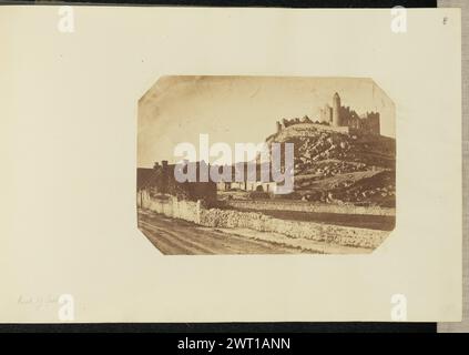 Rock of Cashel. Sir John Joscelyn Coghill, Fotograf (irisch, 1826–1905), ca. 1850er-Jahre Blick von der Straße auf den Rock of Cashel und die Gebäude oben, einschließlich des runden Turms. Der Hügel ist mit Felsen bedeckt. Eine Steinmauer grenzt an die Straße am Fuße des Hügels. (Recto, Mount) oben rechts, Bleistift: '8'; unten links, Bleistift: 'Rock of Cashel'; Stockfoto