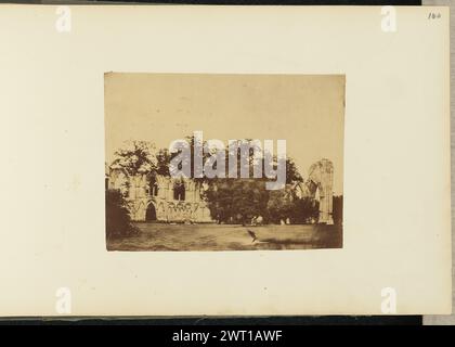 Steinruinen. Sir John Joscelyn Coghill, Fotograf (irisch, 1826–1905) um 1850er Jahre die Ruinen eines Steingebäudes, möglicherweise einer Abtei. Wände mit Bogenfenstern und dekorativen geschnitzten Bögen stehen noch heute. Um die Ruinen herum wachsen Bäume, die teilweise einige Mauern verdecken. (Recto, Halterung) oben rechts, Bleistift: '140'; Stockfoto