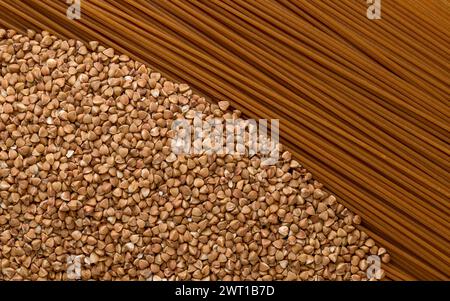 Ungekochte braune Soba-Nudeln und Buchweizenkorn-Hintergrund. Die Aussicht von oben. Konzept der kulinarischen, kulinarischen Hintergründe. Stockfoto