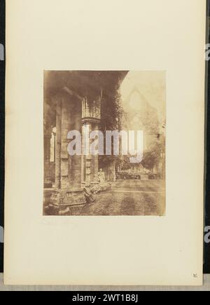Tintern Abbey. Sir John Joscelyn Coghill, Fotograf (Irisch, 1826–1905) über die 1850er Jahre Blick auf die Ruinen der Tintern Abbey. Eine Statue steht neben der Basis einer großen Säule. Im Hintergrund ist eine Wand mit einem spitzen Dach zu sehen. Ivy wächst über den Ruinen. (Recto, Mount) unten links, unten Bild, Bleistift: 'Tintern Abbey'; unten rechts, Bleistift: '28'; Stockfoto