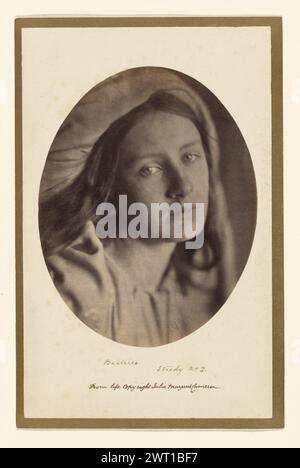 Beatrice, Studie Nr. 2. Julia Margaret Cameron, Fotografin (Britin, geboren in Indien, 1815 - 1879) 1866 (Recto, Mount) handgeschrieben in Tinte: 'Beatrice, Study No. 2'; gedrucktes Faksimile von handschriftlich: 'From Life Copyright Julia Margaret Cameron' Stockfoto