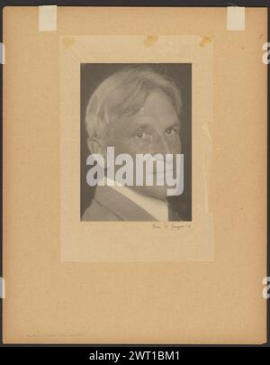 Kopfporträt eines unbekannten Mannes. Doris Ulmann, Fotograf (Amerikaner, 1882–1934) 1916 Nahaufnahme Porträt eines Mannes. Sein Kopf wird in einem Dreiviertelwinkel nach rechts gedreht. Er trägt eine karierte Weste. (Verso, Mount) links unten, in grüner Tinte: '65 [eingekreist]'; Stockfoto