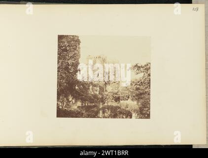 Ruinen des Gebäudes. Sir John Joscelyn Coghill, Fotograf (Irisch, 1826–1905) um die 1850er Jahre die Ruinen eines mit Efeu bedeckten Steingebäudes. Das Gebäude ist von Laub und Bäumen verdeckt. (Recto, Halterung) oben rechts, Bleistift: '128'; Stockfoto
