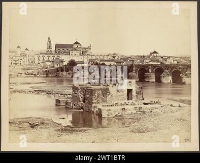 Römische Brücke und arabische Mühlen, Cordoba, mit Blick auf die Moschee über den Fluss Guadalquivir. Charles Clifford, Fotograf (Englisch, 1819/1820 - 1863) 15.-17. September 1862 Inschrift: Ovalstempel. Stockfoto