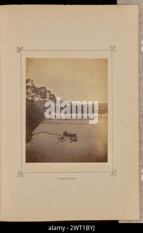 Tobermory. George Washington Wilson, Fotograf (Schottisch, 1823–1893) 1868 Blick auf das Dorf Tobermory auf der Isle of Mull von Across the Sound of Mull. Ein Zweig eines Baumes, der auf der linken Seite des Bildes wächst, hängt im Vordergrund über dem Wasser. (Recto, Halterung) unten in der Mitte, Buchdruck in schwarzer Tinte: „TOBERMORY“. Stockfoto