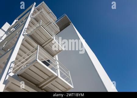 Modernes weißes Betongebäude mit einer Außentreppe aus Metall Stockfoto