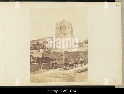 Old Eastbourne Church. Sir John Joscelyn Coghill, Fotograf (irisch, 1826 - 1905), ca. 1850er-Jahre Blick auf den rechteckigen Steinturm von St. Die Kirche Maria der Jungfrau in der Altstadt von Eastbourne. Der Turm ist hinter einer hohen Steinmauer zu sehen. Ein Mann steht neben einem Wagen, der von einem Esel gezogen wird, auf der Straße im Vordergrund. Zwei Kinder klettern auf einem Zaun am Straßenrand. (Recto, Mount) oben rechts, Bleistift: '40'; unten links, Bleistift: 'Old Eastbourne Church'; Stockfoto