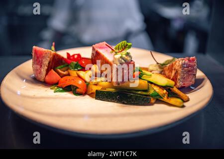 Rindersteakscheiben mit gegrilltem Gemüse. Restaurant-Menü-Konzept Stockfoto