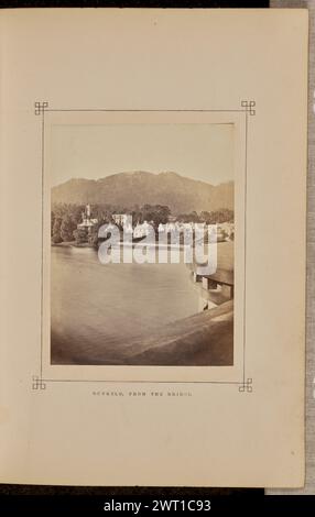 Dunkeld von der Brücke. George Washington Wilson, Fotograf (Schottisch, 1823–1893) 1868 Blick auf das Dorf Dunkeld von der von Thomas Telford entworfenen Brücke, die den Fluss Tay überquert. (Recto, Halterung) unten in der Mitte, Buchdruck in schwarzer Tinte: 'DUNKELD, VON DER BRÜCKE.' Stockfoto