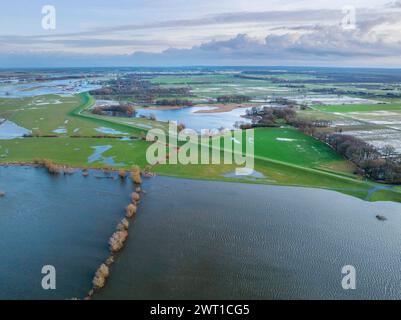 Luftaufnahme der Elbhochwasserebene bei Hochwasser im Dezember 2023, Deutschland, Mecklenburg-Vorpommern, Boizenburg Stockfoto