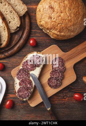 Offenes Sandwich mit Salamischeiben auf Vollkornbrot, Blick von oben Stockfoto