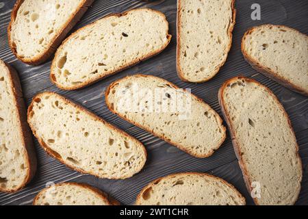 Frisch gebackenes, handwerklich geröstetes Brot, Hintergrund der Brotscheibe Stockfoto