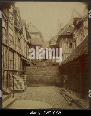 Rouen, Cour Rue Martainville. Eugène Atget, Fotograf (Französisch, 1857 - 1927) 1907 Alter Innenhof mit Taubenholz-Gebäuden Inschrift: Titel und negative Zahl 348 Inschrift Verso-Druck. Sekundärinschrift: Inschrift Verso-Druck in der Hand von André Jammes: 'Expos. Museé de l'Elysée, Lausanne, 1986'. Stockfoto