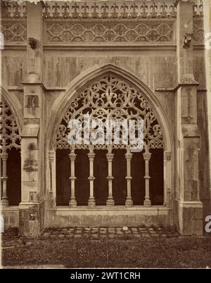 Batalha Kloster. Charles Thurston Thompson, Fotograf (1816–1868) 1866–1868 Detail eines Bogenfensters entlang des Innenhof des Batalha-Klosters. Das Fenster hat ein Muster von Blüten und Kreuzen, die in Stein gehauen sind und von Miniatursäulen gestützt werden. (Recto, Druck) oben links, im negativ eingeschrieben: '1408 [rückwärts]'; (rückwärts, rückwärts) Mitte, Bleistift: '4/BATALHA'; (rückwärts, rückwärts) Halterung) unten rechts, Bleistift: „Thompson 3“; Stockfoto