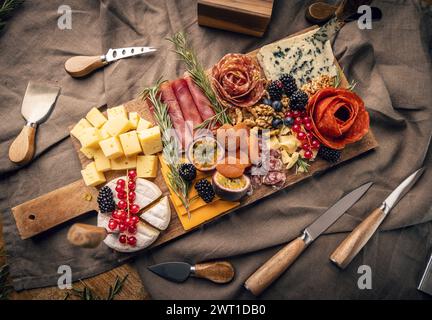 Essenstablett mit köstlicher Salami, Stückchen Schinken, Wurst, Käse und Obst Stockfoto