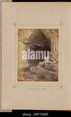 Fingal's Cave, Staffa. George Washington Wilson, Fotograf (Schottisch, 1823–1893) 1868 Blick auf den Eingang zu Fingal's Cave mit seinen sechseckigen Basaltfelssäulen. Zwei Männer stehen auf einer oberen Ebene der Felsformation auf der rechten Seite des Bildes. Unten in der Mitte, Buchdruck in schwarzer Tinte: 'FINGALS HÖHLE, STAFFA.' Stockfoto