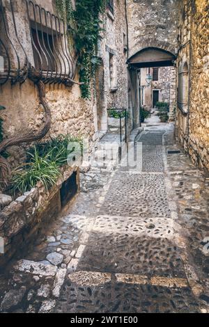 Malerische Kopfsteinpflasterstraße in der alten mittelalterlichen Stadt Saint-Paul de Vence an der französischen Riviera in Südfrankreich Stockfoto