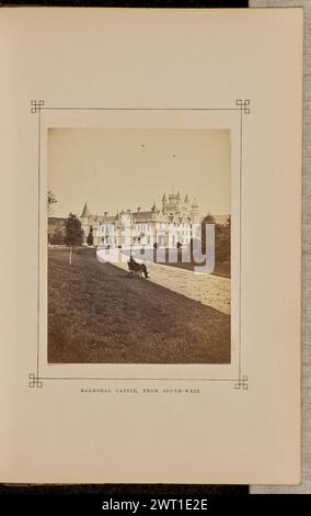 Balmoral Castle, von Südwesten. George Washington Wilson, Fotograf (Schottisch, 1823 - 1893) 1868 Blick auf Balmoral Castle vom Grasrasen neben der langen Fahrt. Ein Mann mit Hut sitzt auf einer Bank entlang der Straße. (Recto, Mount) untere Mitte, Buchdruck in schwarzer Tinte: 'BALMORAL CASTLE, AUS SÜDWESTEN'. Stockfoto