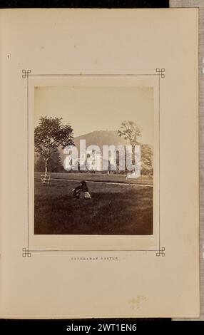 Schloss Inveraray. George Washington Wilson, Fotograf (Schottisch, 1823 - 1893) 1868 Blick auf Inveraray Castle aus der Umgebung. Ein von Zaunzäunen gesäumter Weg durchquert das Feld hinter einem Baum, der von einem Zaun umgeben ist, und ein Mann liegt auf seiner Seite mit dem Rücken zur Burg und dem Kopf über der Schulter. (Recto, Mount) unten in der Mitte, Buchdruck in schwarzer Tinte: 'INVERARAY CASTLE'. Stockfoto
