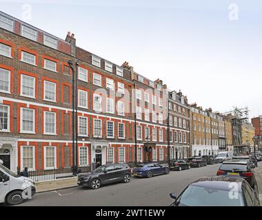 Queen Anne's Gate, London SW1. Elegante georgianische Häuser auf der Nordseite dieser berühmten Straße in der Nähe des St. James's Park. Stockfoto