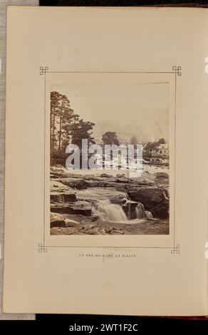 Auf dem Dochart in Killin. George Washington Wilson, Fotograf (Schottisch, 1823 - 1893) 1868 Blick auf die Dochart Falls in Killin, Schottland. Mehrere Häuser befinden sich am Fluss Dochart auf der Spitze der Fälle. Unten in der Mitte, Buchdruck in schwarzer Tinte: "AUF DEM DOCHART, BEI KILLIN." Stockfoto