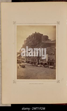 Edinburgh Castle. George Washington Wilson, Fotograf (Schottisch, 1823 - 1893) 1868 Blick auf Edinburgh Castle von einem erhöhten Punkt über einen kopfsteingepflasterten Platz namens Grassmarket. Auf der anderen Seite des Platzes sind Pferdewagen zu sehen, die teilweise mit Waren beladen sind. (Recto, Mount) unten in der Mitte, Buchdruck in schwarzer Tinte: 'EDINBURGH CASTLE'. Stockfoto