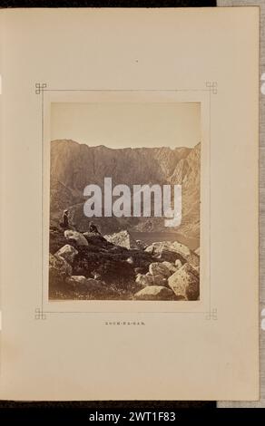 Loch-na-gar. George Washington Wilson, Fotograf (Scottish, 1823–1893) 1868 Blick auf den Lochnagar Mountain in den Scottish Highlands. Zwei Männer sitzen sich zugewandt im Vordergrund auf der linken Seite des Bildes. (Recto, Halterung) unten in der Mitte, Buchdruck in schwarzer Tinte: 'LOCH-NA-gar'. Stockfoto