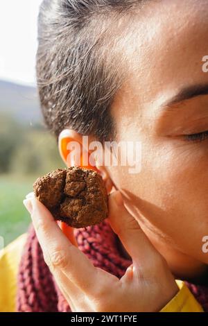 Auf die Erde hören und Umweltbewusstsein schaffen. Tag der Erde Stockfoto