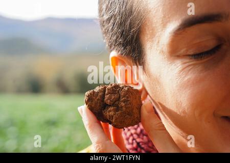 Hören Sie den Klängen der Erde zu. Die Natur fühlen. Tag der Erde Stockfoto