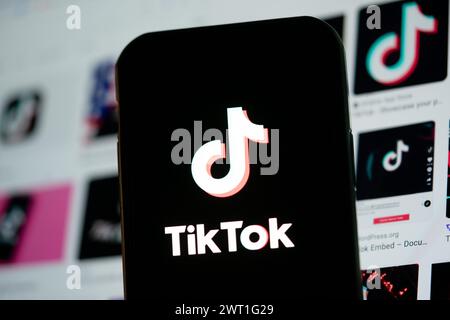 New York, USA. März 2024. Das Logo von TikTok ist auf dem Bildschirm eines Smartphones in Arlington, Virginia, USA, am 13. März 2024 zu sehen. Quelle: Liu Jie/Xinhua/Alamy Live News Stockfoto