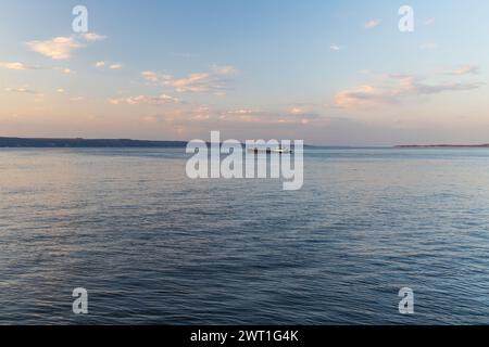 Tetyushi, Tatarstan - 2. Mai 2022: Ein großes schwarzes Frachtschiff fährt entlang des Flusses Kama. Stockfoto