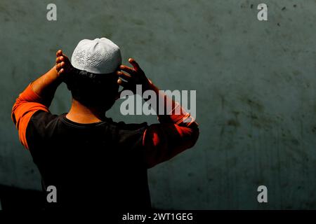 Kathmandu, Nepal. März 2024. Ein Muslim sah während des Ramadan in Kaschmeeree Jaama Masjid betend, was den Beginn des heiligen Monats in Kathmandu markiert. Quelle: SOPA Images Limited/Alamy Live News Stockfoto