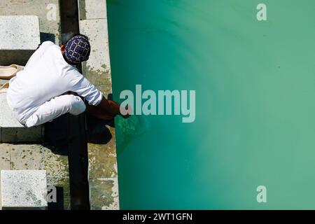 Kathmandu, Nepal. März 2024. Ein Moslem wäscht sich nach Ramadan-Gebeten und markiert den Beginn des heiligen Monats in Kaschmeeree Jaama Masjid in Kathmandu. Quelle: SOPA Images Limited/Alamy Live News Stockfoto