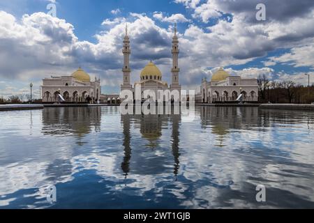 Bolgar, Tatarstan, Russland - 5. Mai 2022: Komplex der Weißen Moschee mit Madrasa-Komplex Stockfoto