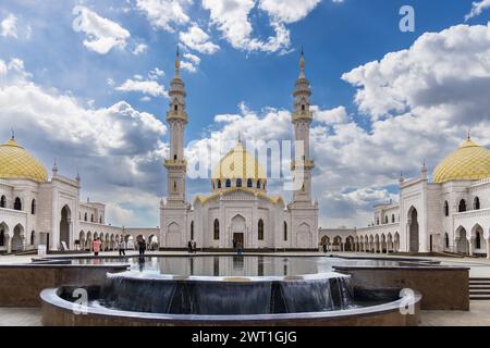 Bolgar, Tatarstan, Russland - 5. Mai 2022: Komplex der Weißen Moschee mit Madrasa-Komplex Stockfoto