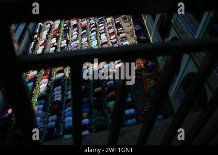 Kathmandu, Nepal. März 2024. Muslime sahen während des Ramadan im Kaschmeeree Jaama Masjid betend, was den Beginn des heiligen Monats in Kathmandu markiert. (Foto: Skanda Gautam/SOPA Images/SIPA USA) Credit: SIPA USA/Alamy Live News Stockfoto