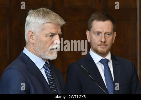 Drazdany, Deutschland. März 2024. Der sächsische Ministerpräsident Michael Kretschmer (rechts) trifft am 15. März 2024 im Sächsischen Regierungsbüro in Dresden mit dem tschechischen Präsidenten Petr Pavel zusammen. Quelle: Ondrej Hajek/CTK Photo/Alamy Live News Stockfoto