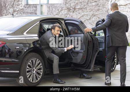 Bundeskanzler Olaf Scholz SPD begruesst Emmanuel Macron, Praesident von Frankreich, im Bundeskanzleramt in Berlin, 15.03.2024. Berlin Deutschland *** Bundeskanzler Olaf Scholz SPD begrüßt Emmanuel Macron, Präsident Frankreichs, im Bundeskanzleramt in Berlin, 15 03 2024 Berlin Deutschland Copyright: xLorenzxHuterxphotothek.dex Stockfoto