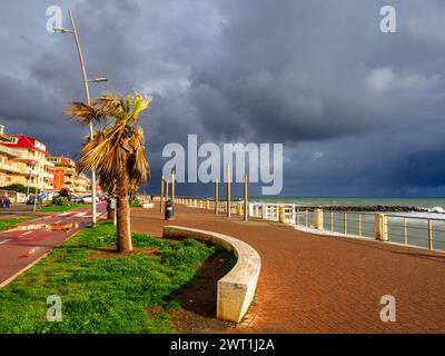 Westküste von Ostia Lido (lungomare Duca degli Abruzzi) im Winter - Rom, Italien Stockfoto