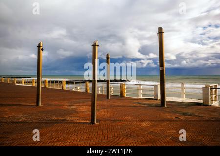 Stahlrohre an der Westküste von Ostia Lido (lungomare Duca degli Abruzzi) im Winter - Rom, Italien Stockfoto