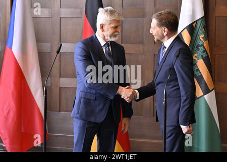 Drazdany, Deutschland. März 2024. Der sächsische Ministerpräsident Michael Kretschmer (rechts) trifft am 15. März 2024 im Sächsischen Regierungsbüro in Dresden mit dem tschechischen Präsidenten Petr Pavel zusammen. Quelle: Ondrej Hajek/CTK Photo/Alamy Live News Stockfoto