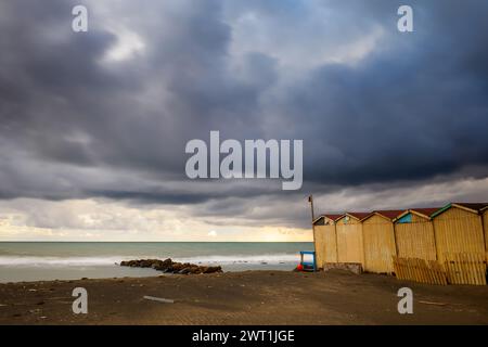 Spiaggia libera Verde (öffentlicher Strand) an der Westküste von Ostia (Lungomare P. Toscanelli) im Winter - Rom, Italien Stockfoto