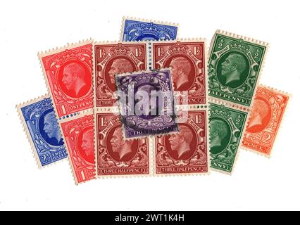 Vintage King George V. Briefmarken aus Großbritannien isoliert auf weißem Hintergrund. Stockfoto